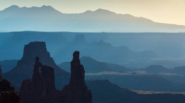Mesa Arch, Utah, sahne güzel gündoğumu ışık ile
