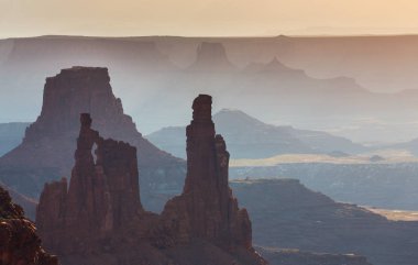 Mesa Arch, Utah, sahne güzel gündoğumu ışık ile