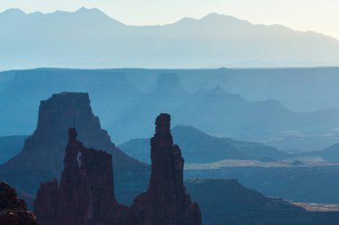Mesa Arch, Utah, sahne güzel gündoğumu ışık ile