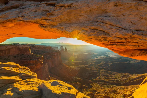 Mesa Arch Utah Táj Gyönyörű Napfelkelte Fényében — Stock Fotó