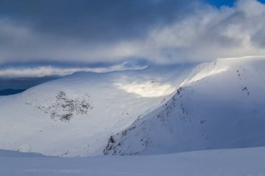 Güzel alp dağ manzarası ile taze kar, kış