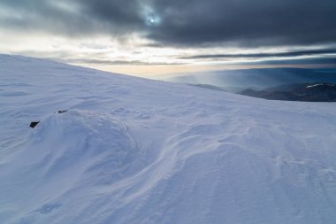 Güzel alp dağ manzarası ile taze kar, kış