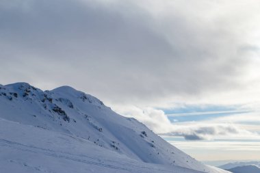 Kışın taze ve donmuş kar ile Alp sahne