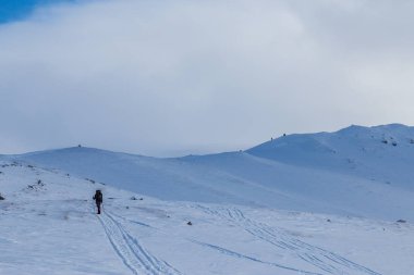 Kışın taze ve donmuş kar ile Alp sahne