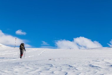 Kışın taze ve donmuş kar ile Alp sahne
