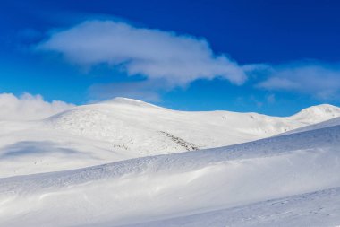 Donmuş kar ve mavi gökyüzü, dağlarda güzel kış manzarası