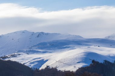 Donmuş kar ve mavi gökyüzü, dağlarda güzel kış manzarası