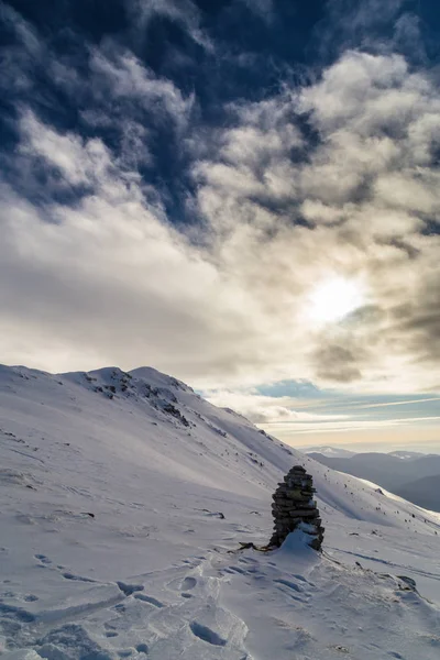 Krásné Alpské Horské Scenérie Čerstvým Sněhem Zimě — Stock fotografie