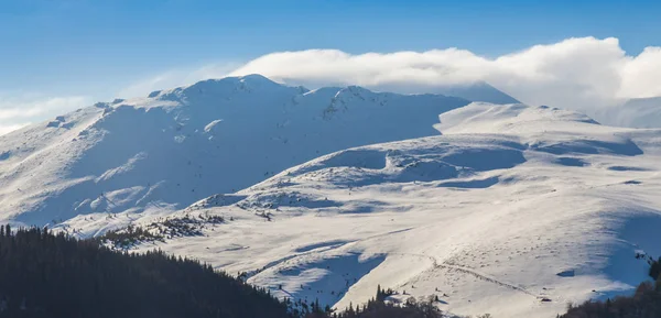 Hermoso Paisaje Invierno Con Nieve Congelada Cielos Azules Las Montañas — Foto de Stock