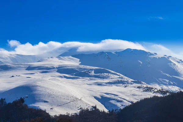 Όμορφο Χειμωνιάτικο Τοπίο Παγωμένο Χιόνι Και Γαλάζιο Ουρανό Στα Βουνά — Φωτογραφία Αρχείου