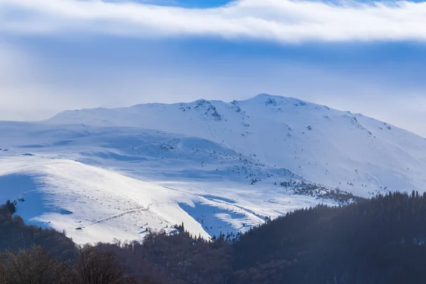 Krásná Zimní Krajina Zmrzlého Sněhu Modrá Obloha Horách — Stock fotografie