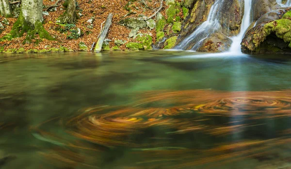 Krásné Vodopády Zlaté Podzimní Listí Horském Lese Jasného Slunečného Dne — Stock fotografie