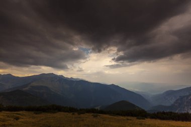 Yazın Alp dağlarında dramatik fırtına bulutları