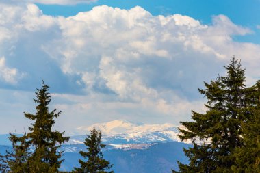 Yazın başında Transilvanya Alpleri 'nde güzel bir dağ manzarası