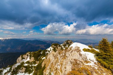 Yazın başında Transilvanya Alpleri 'nde güzel bir dağ manzarası