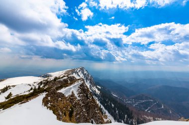 Yazın başında Transilvanya Alpleri 'nde güzel bir dağ manzarası