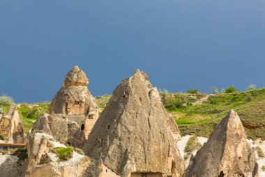 Türkiye 'nin Kapadokya kentindeki dramatik fırtına bulutları altında kireçtaşı kaya oluşumları