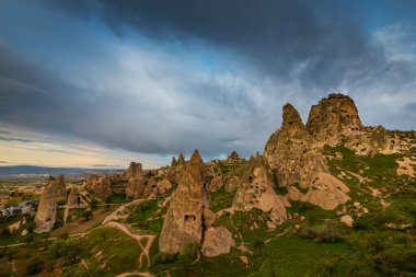Türkiye 'nin Kapadokya kentindeki dramatik fırtına bulutları altında kireçtaşı kaya oluşumları