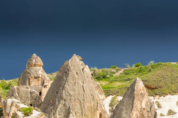 Formaciones Rocosas Piedra Caliza Bajo Nubes Tormenta Dramáticas Capadocia Turquía —  Fotos de Stock
