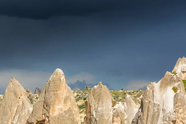 Σχηματισμοί Ασβεστόλιθων Κάτω Από Δραματικά Σύννεφα Καταιγίδας Στην Καππαδοκία Της — Φωτογραφία Αρχείου