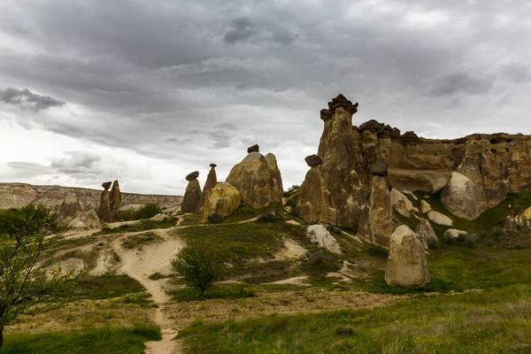 Formaciones Rocosas Piedra Caliza Bajo Nubes Tormenta Dramáticas Capadocia Turquía —  Fotos de Stock