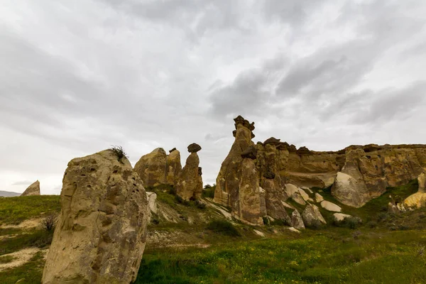 Formaciones Rocosas Piedra Caliza Bajo Nubes Tormenta Dramáticas Capadocia Turquía —  Fotos de Stock