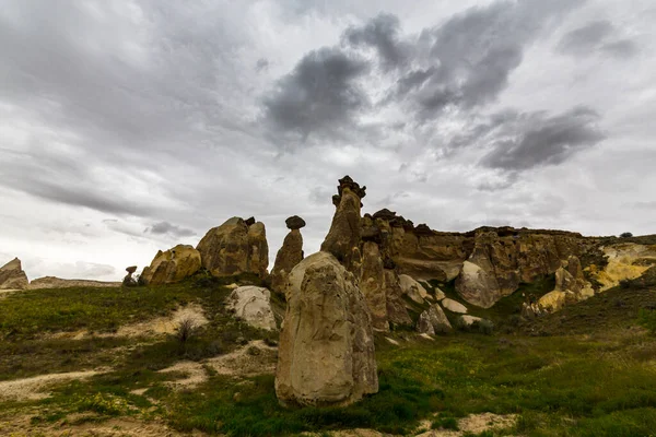 Formaciones Rocosas Piedra Caliza Bajo Nubes Tormenta Dramáticas Capadocia Turquía —  Fotos de Stock