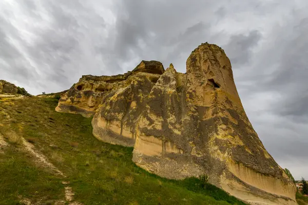 Formaciones Rocosas Piedra Caliza Bajo Nubes Tormenta Dramáticas Capadocia Turquía —  Fotos de Stock