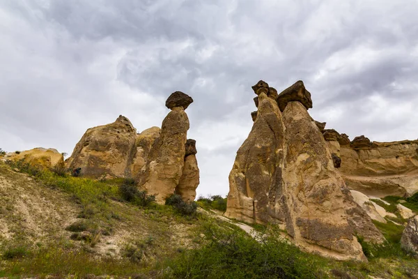 Formaciones Rocosas Piedra Caliza Bajo Nubes Tormenta Dramáticas Capadocia Turquía —  Fotos de Stock