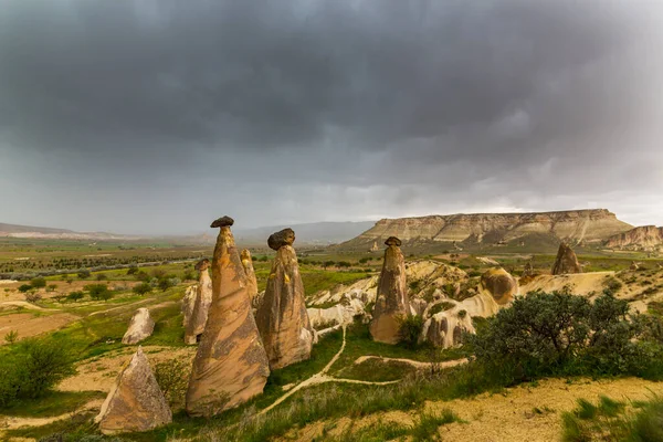 Formações Rochosas Calcárias Sob Nuvens Tempestade Dramáticas Capadócia Turquia — Fotografia de Stock