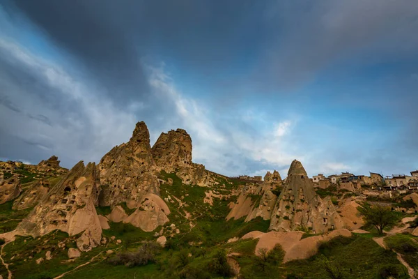 Kalkstenen Rotsformaties Onder Dramatische Stormwolken Cappadocië Turkije — Stockfoto