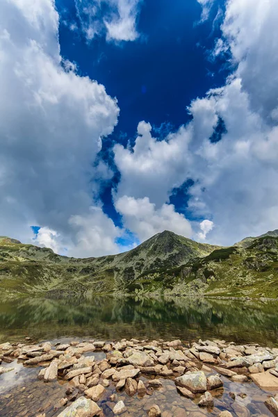 Sommerlandschaft Den Siebenbürgischen Alpen Mit Granitfelsen Gletschersee Und Gewitterwolken — Stockfoto