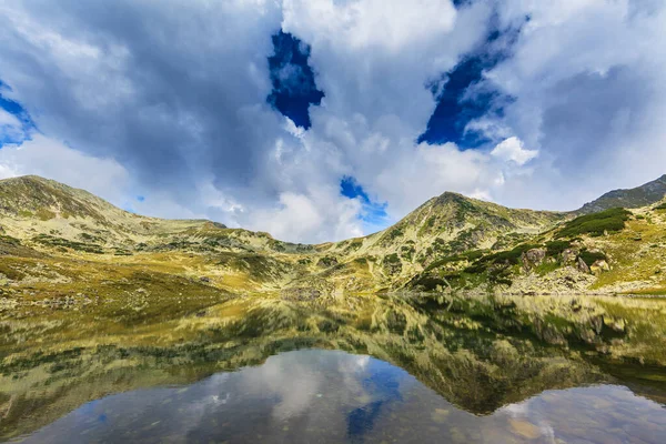 Summer Scenery Transylvanian Alps Granite Rocks Glacier Lake Storm Clouds — Stock Photo, Image