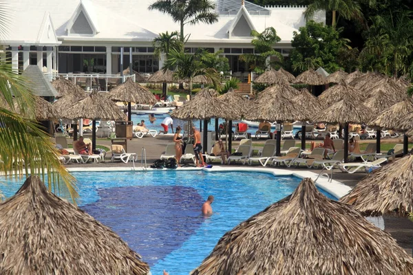 Tarde en la piscina del complejo en Jamaica — Foto de Stock