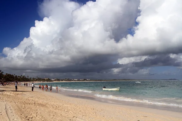 Människor som vandrar längs stranden i Dominikanska Republiken — Stockfoto