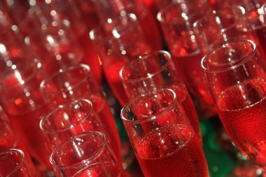 Gözlük ile limonata içmeye