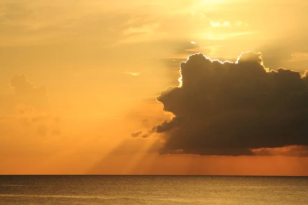 Puesta de sol en Jamaica. Mar Caribe . — Foto de Stock