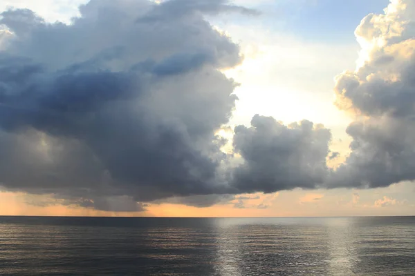 Nubes tormentosas junto al mar Caribe en Cozumel, México — Foto de Stock