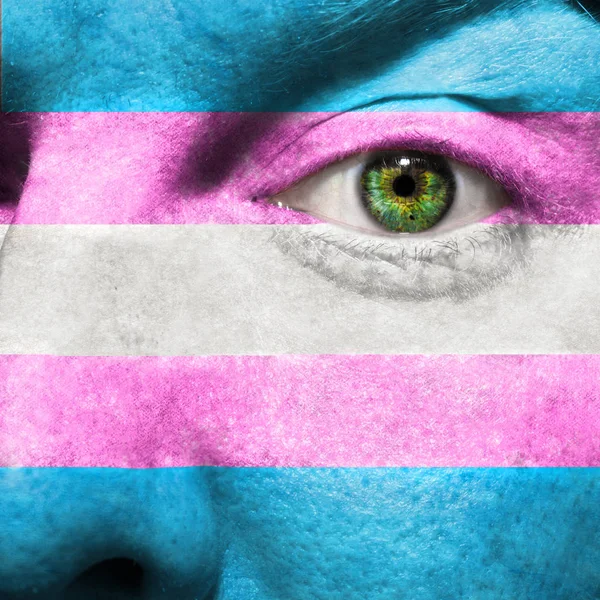 Transgender-Flagge ins Gesicht gemalt, um Transgender-Unterstützung zu zeigen — Stockfoto