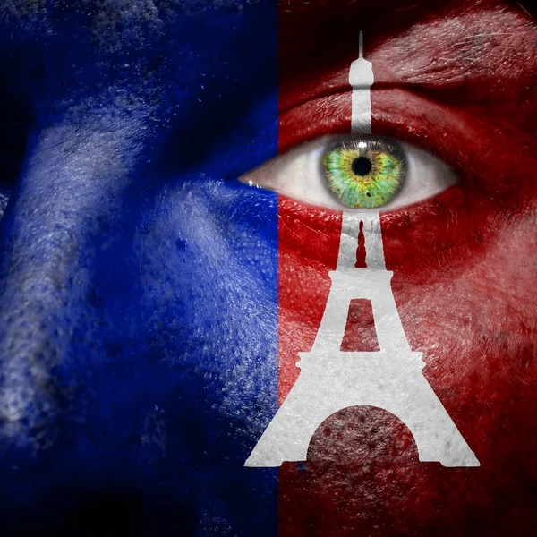 Bandera de París con torre Eiffel pintada sobre una cara de hombre para apoyar P Imágenes De Stock Sin Royalties Gratis
