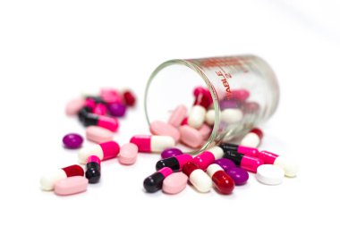 hap ve kapsül izole beyaz arka plan ile yığını 