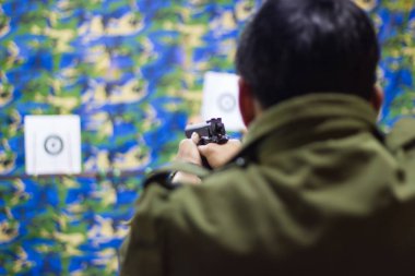 Bulanık görüntü - eğlence parkında çekim pratik adam. 