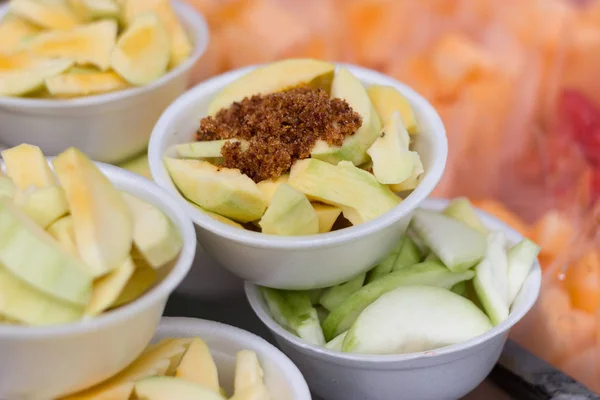 Closeup Mango Met Suiker Chili Een Kopje Straatvoedsel Van Thailand — Stockfoto