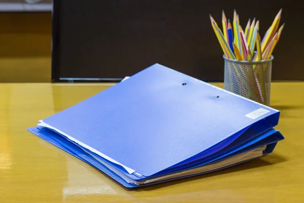 Niebieski Plik Folder Dokumenty Ważne Ołówek Biznesie Brązowy Stół Sala — Zdjęcie stockowe