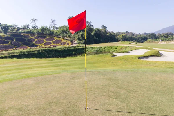 チェンマイ タイのゴルフコースの美しいゴルフコースの赤旗 — ストック写真