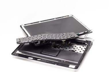 Eski Laptop, ile bozuk kırık beyaz arka plan ile izole 