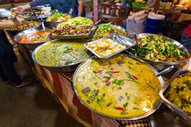 Tayland sokak yiyecekleri, Tayland yemekleri stili Tayland pazarı Bangkok 'ta pirinç ve köri..