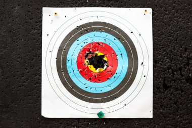 Okçuluk açık havada delikli uygulamak için hedef