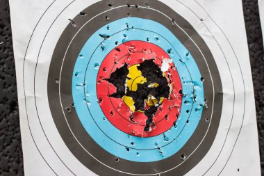 Okçuluk açık havada delikli uygulamak için hedef