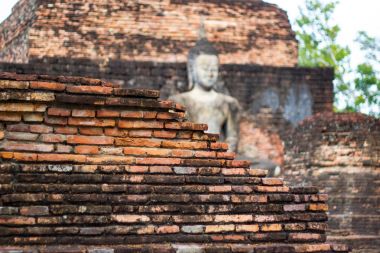 Portre - eski tuğla antik duvar Sukhothai geçmiş Park ve en önemli ili, Tayland Kraliyet tapınak kalıntıları. (seçici odak eski tuğla)